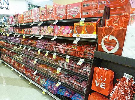 スーパーに並ぶバレンタインデー用のチョコレート。