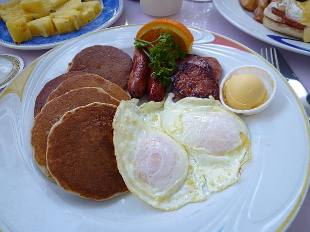 ハワイアン・ブレックファスト・プラッター（Hawaiian Breakfast Platter）には、プチサイズのポイ・パンケーキや、驚くほどたっぷりのパイナップルのスライスが付いてきます。