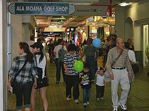 アラモアナ・センターはいつでも賑やか。広～いショッピングセンター内はロコと観光客でギッシリです