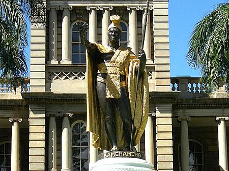 裁判所前に立っているカメハメハ大王像