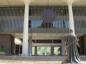 ハワイ州政府ビル。ダミアン神父とリリウオカラニ女王の像に挟まれるようにして見守られています