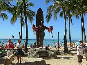 サーフィンの神様、デューク・カハナモク像。ツーリストはこの前で写真を撮るのがお約束。海をバックに、はいポーズ♪