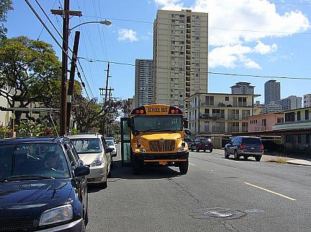 学校前で生徒を降ろすスクールバス