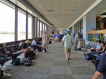 ホノルル国際空港の隣島行きターミナルで見かけるメインランドからの旅行者