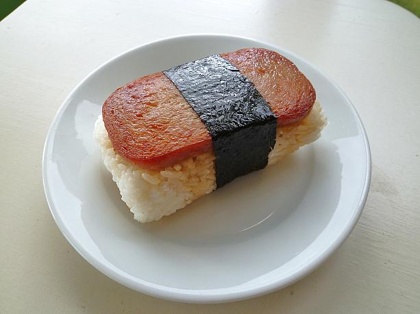 なんといってもハワイはスパム缶の売上げ全米トップ！一番ポピュラーな食べ方はやっぱりスパムむすび。焼くか、砂糖じょう油で煮付けたスパムのスライスをおむすびに載せて、海苔で巻くだけ。未体験の方は、機会があったらぜひ、味わってみてくださいね～。