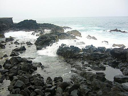 ハワイ島（ビッグ・アイランド）のビーチの多くには溶岩が。