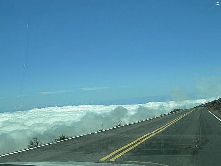 山頂ちかくになると、道路の真横にぶあつい雲が