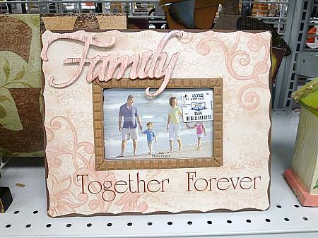 「ファミリーは永遠に一緒」と書かれフォトフレーム。ハワイで撮った家族写真を入れてくださいネ。