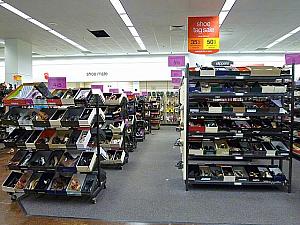 靴の専門店として創業したデパートのアウトレットだから、靴のセレクトには定評が。