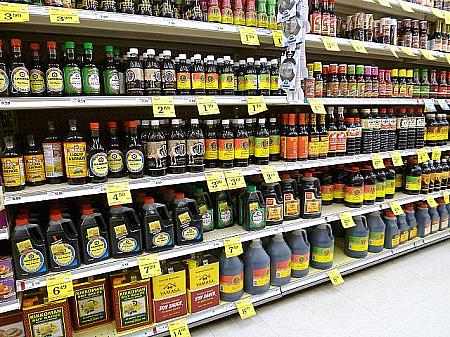 ハワイの食生活に「Shoyu」は欠かせません。地元スーパーのおしょう油売り場。
