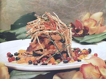 「Roy's FEASTS from HAWAII」掲載「グリルドチキンのマンゴーサルサとタロ（イモ）チップ添え」。ハワイの食材が鶏肉にマッチ。