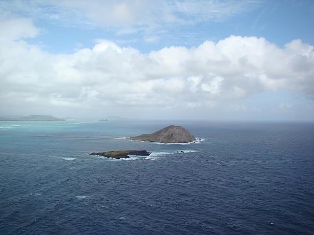 マカプウ・ビーチの沖合いに浮かぶマナナ島とカオヒカイプ島。