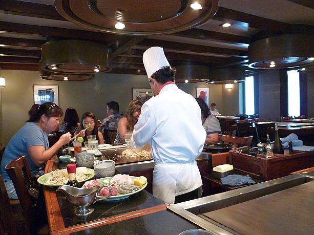オトクなスペシャルランチがあると聞き、行ってきました。ザ・観光地にあるにも関わらず、このあと店内はローカルの人々や、明らかにハワイ在住の日本人でいっぱいに。みんな情報通！