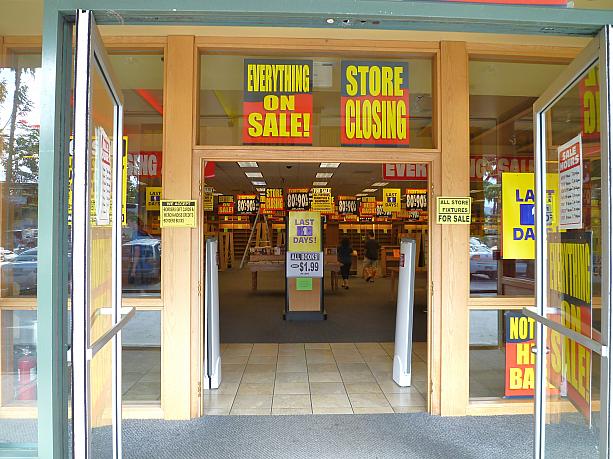 オー・ノー！なんと「CLOSING（閉店）」の文字が。店内のものすべて、本棚やショーケース、ライトなどの設備も売り出されていました。