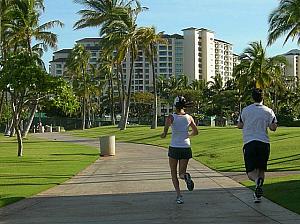 カピオラニ公園、ワイキキのビーチ沿い、アラモアナ公園…。　朝から走ったり歩いたりする人でいっぱい