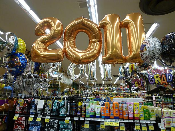 地元スーパー「フードランド」へ寄ると、いきなり目に入ったのは「2011」のバルーン。これは「Class of 2011（2011年度卒業クラス）」の意味。5月末から6月初旬は卒業式の季節。