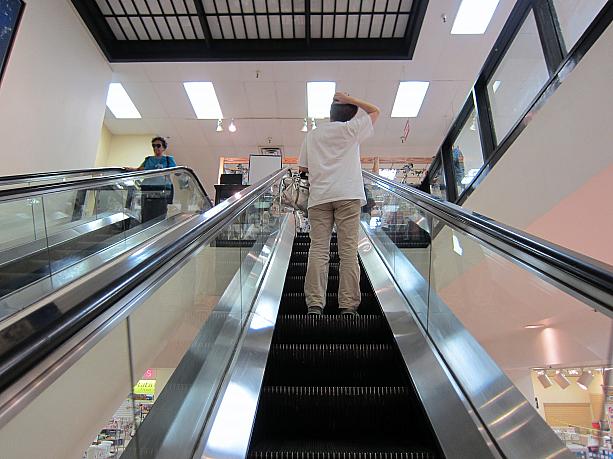 江戸の呉服店の大店（おおだな）だった白木屋は寛文2年（1662年）、日本橋で創業。昭和42年（1967年）、商号および店名を東急百貨店に改称。業績不振により平成11年、336年の歴史に幕を閉じたんですが・・・その白木屋、なぜかハワイで存続しているんです。