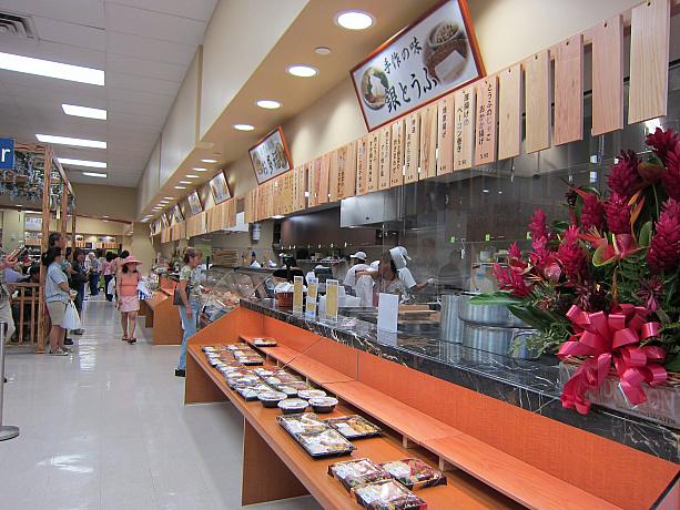 これまでも白木屋のお弁当やお惣菜はロコに人気がありましたが、屋台村の誕生で味にますますバラエティが♪ お昼どきはこれまで以上に混み合いそうです。