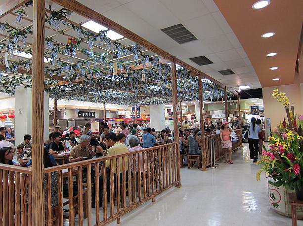 白木屋の2階に、6月、屋台村がオープン。なんちゃって藤棚のイートインスペースが。日本の味と、なんちゃって日本の味の（!?）、お弁当＆お惣菜屋がズラリ。