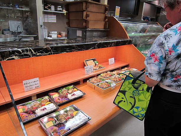 こちらは、日本の白木屋の直営店として、1959年（昭和34年）にオープン。2000年から2001年にかけては閉店の危機に面しましたが、3万人の嘆願書が集まり、経営を東急百貨店から現地法人へ換えて存続することになった経緯が。