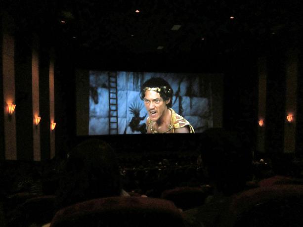 バターをたっぷりかけたポップコーンとドリンクを持って・・・席は前列をのぞいてほぼ満席。ハワイの映画館は自由席が基本。ワード16スタジアムのTITAN XCという特別料金の鑑賞室だけ指定席になっています。3D上映もありましたが、こちらはフツーのほう。（スクリーンはほかの映画の予告編です）