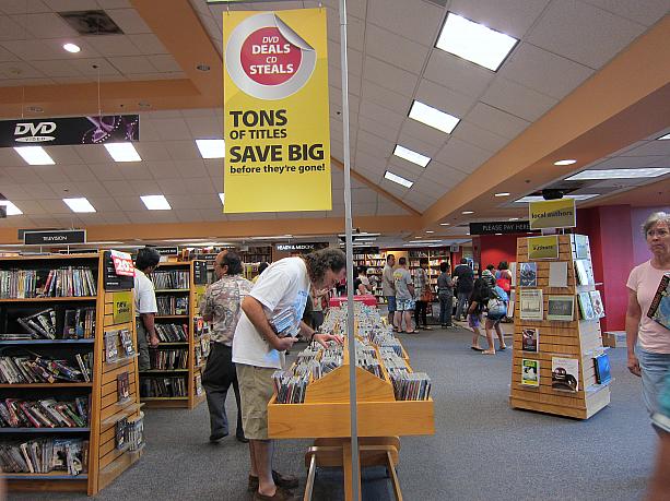 だいたいアメリカ人って日本人のように本を読まないし、それ以上に買わない！もともと書店を支える人口が少ないんです。で、買わなきゃいけないときはよりお安いアマゾンで。5年間赤字続きだったというボーダーズ。次にバーンズ＆ノーブルが倒産しないことを祈るばかりです。（すでに危ないというウワサあり）