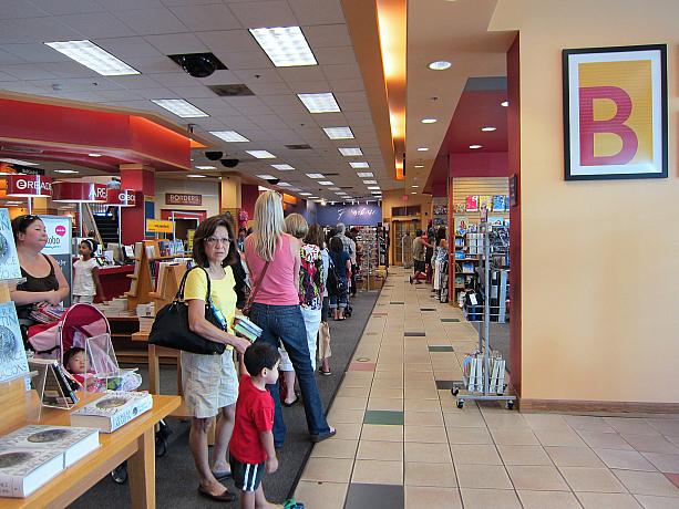 ハワイにある6店舗も、トーゼン、清算。今後2カ月のうちに閉店の予定とか。7月22日からは、ボーダーズ全店で閉店セールが始まりました。セールの初日、さっそくワード・センター店へ。ドアを開けるといきなり行列が！