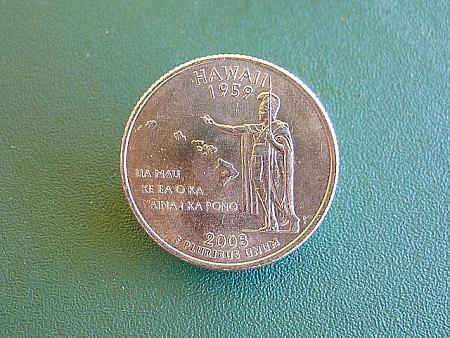 「アメリカ50州25セント硬貨」（The 50 State Quarters）のハワイ州硬貨。上部に50州目になった年号が。