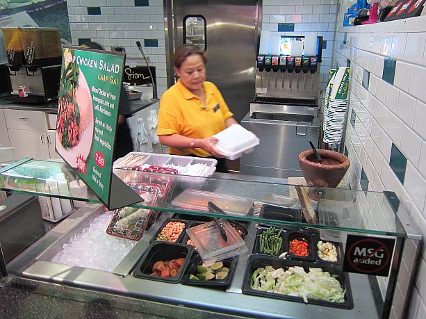 オーダーの最初に「Here?」「Take out?」または「Here or to go?」と訊かれますので、その場で食べるのなら「Here」、持ち帰りなら「Take out」「To go」と、大きな声でどうぞ。（それなりの英語が通じるコツは「はっきりと」「堂々と」「大きな声で」。ペラペラの人はこの限りではありません）