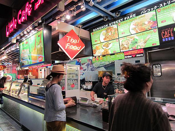 さまざまな種類の約30ものお店があるので、ワタシはタイ料理、アナタは〇〇料理、と、各人でお好みのお店を選べるのもフードコートのイイところです！