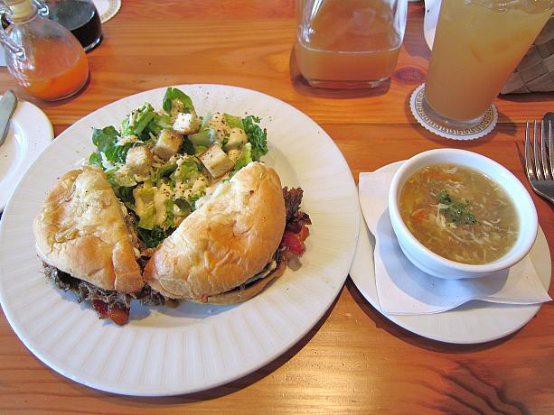 こちらが「エクスプレス・ランチ」です。スープは日替わり。サンドイッチはオニオンバンにカルアピッグがはさんであります。