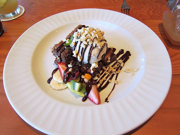 デザートは、チョコレートの風味いっぱいのブラウニー。アイスクリームのほかにフルーツが飾ってあるのが嬉しい～。