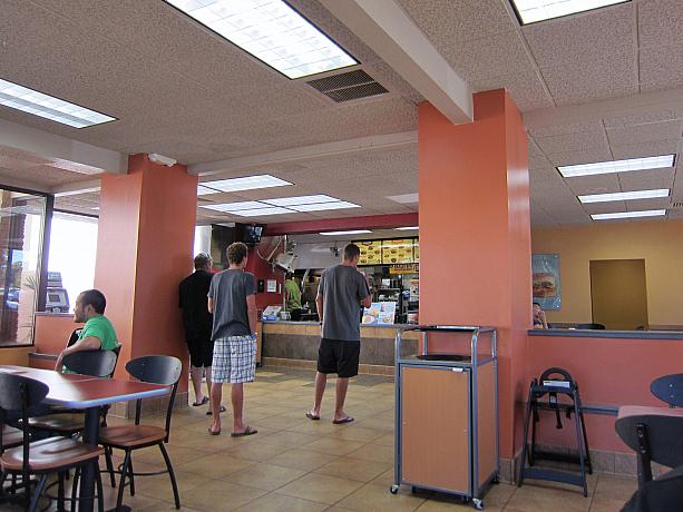 ファストフード店の朝食といえば、スパムやポーチュギーズソーセージといった、どローカルなメニュー*のあるマクドナルドが人気。＊ハワイのマクドナルドだけデス。
