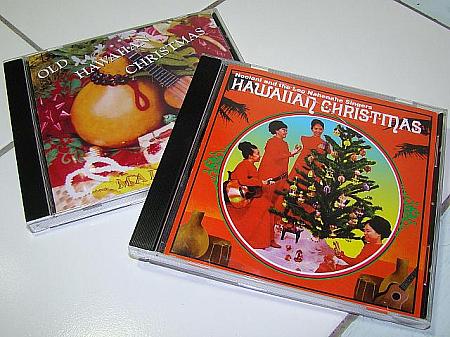 ハワイアンミュージックのクリスマスソングCD。どちらにも『メレ・カリキマカ』が収録されています。