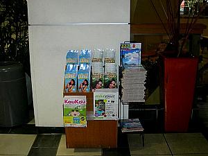 ショッピングセンター内や両替所などにも設置してあります。場所によって、置いてある雑誌の種類が微妙に違います