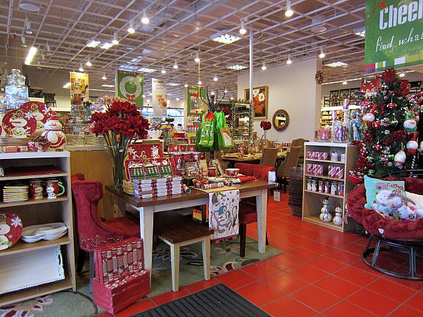 外は降ったり止んだりの曇り空ですが、店内に一歩足を踏み入れた途端、カラフル～！クリスマスグッズがところ狭しと。