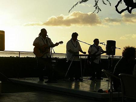 サンセットを背に演奏するローカル・ハワイアンバンド