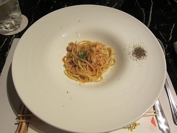 コースの締めはパスタ。「お腹いっぱい」とお伝えしたら、ひと口サイズに作って下さいましたヨ。（本当はもっと量があります）質と量、どちらも大満足のナビでした～。