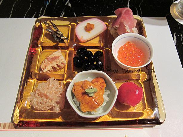 単品料理もありますが、オススメはおまかせコースとのウワサが。50ドル・80ドル・100ドルコースのうち、100ドルコースは予約が必要。50ドルコースをいただいてみました！ 和食ってホント、見た目が美しい～。お正月を意識した前菜の数々。