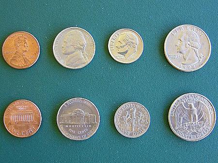 25セント硬貨（クォーター）はワシントン、1セント硬貨はリンカーンの肖像画。