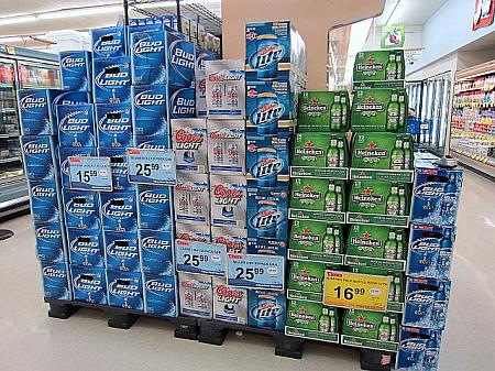 全米人気No.1ビール、バドライトは20ボトルパックが通常価格$22.99（≒1,770円）、セール価格$15.99（≒1,231円）。