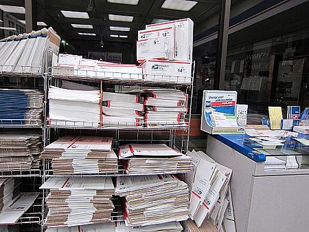プライオリティメールとEMSの専用エンベロップ＆ボックスは郵便局で無料で配布されています。