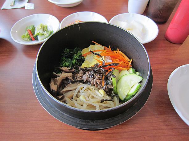 日本の芸能人も多く訪れる人気店。黒冷麺（Black Noodle in Iced Soup）もいいけれど、冬季のハワイ、ちょっぴり肌寒い日には温かいものが落ち着くんです。定番の石焼ビビンバ（Rice with Assorted Mixture in Kettle）に・・・