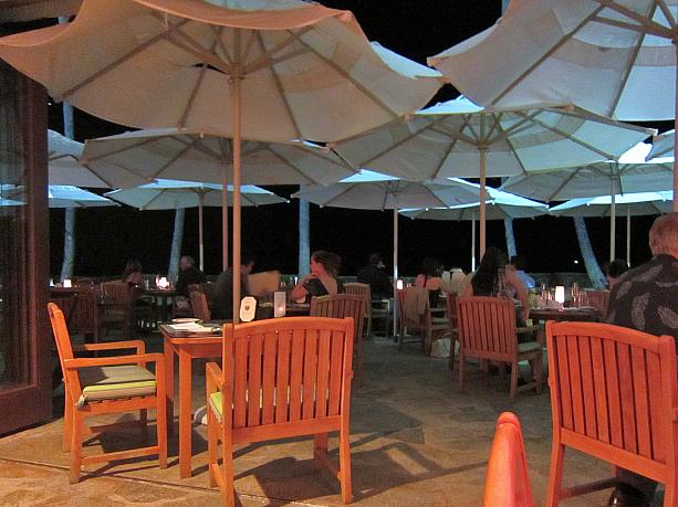 ワイキキの喧騒から少し離れたハワイ屈指の高級住宅街にある、ザ カハラ ホテル＆リゾート。カハラ・ビーチに面したリゾートカジュアル・レストラン「プルメリアビーチハウス」の今宵のブッフェは・・・