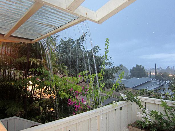冬季（雨季）も終わりかけのハワイなのに、連日の豪雨。もれなく稲妻や雷もついてます。屋根から流れ落ちるこの雨！