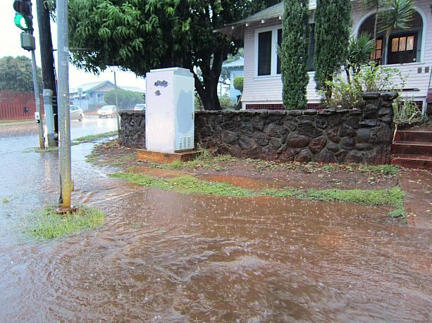 一部ハイウェイも閉鎖に。特に雨量の多いカウアイ島では、一般道路や学校が閉鎖になり、避難所も開設されました。