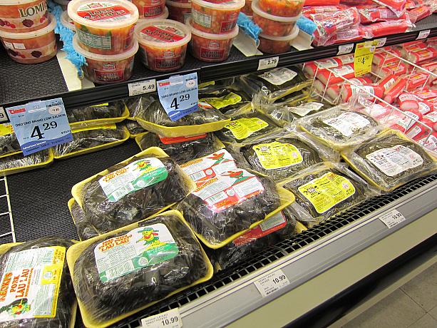 地元のスーパーで、ラウラウが売られているのは知っていました。精肉や鮮魚売り場の中では異彩を放って（？）いますからネ。ラウラウは伝統的なハワイ料理の１つ。タロイモの葉でやや少量のポークやチキンをくるんだものを蒸した料理です。