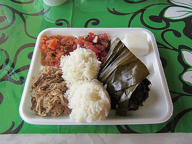 これはハワイ料理の人気店「ハイリズ・ハワイアンフード」のプレートランチ。左上がロミロミサーモン、左下がカルアポーク、右下がラウラウ。スーパーでお手軽にハワイアンフードのプレートが作れちゃうんですね～♪
