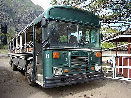 スクールバスを改造したツアーバス