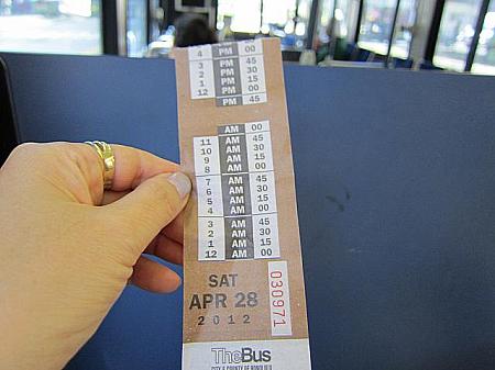 「Kuhio/Liliuokalani」バス停から13時30分に乗車。トランスファーチケットの有効時間は16時まで